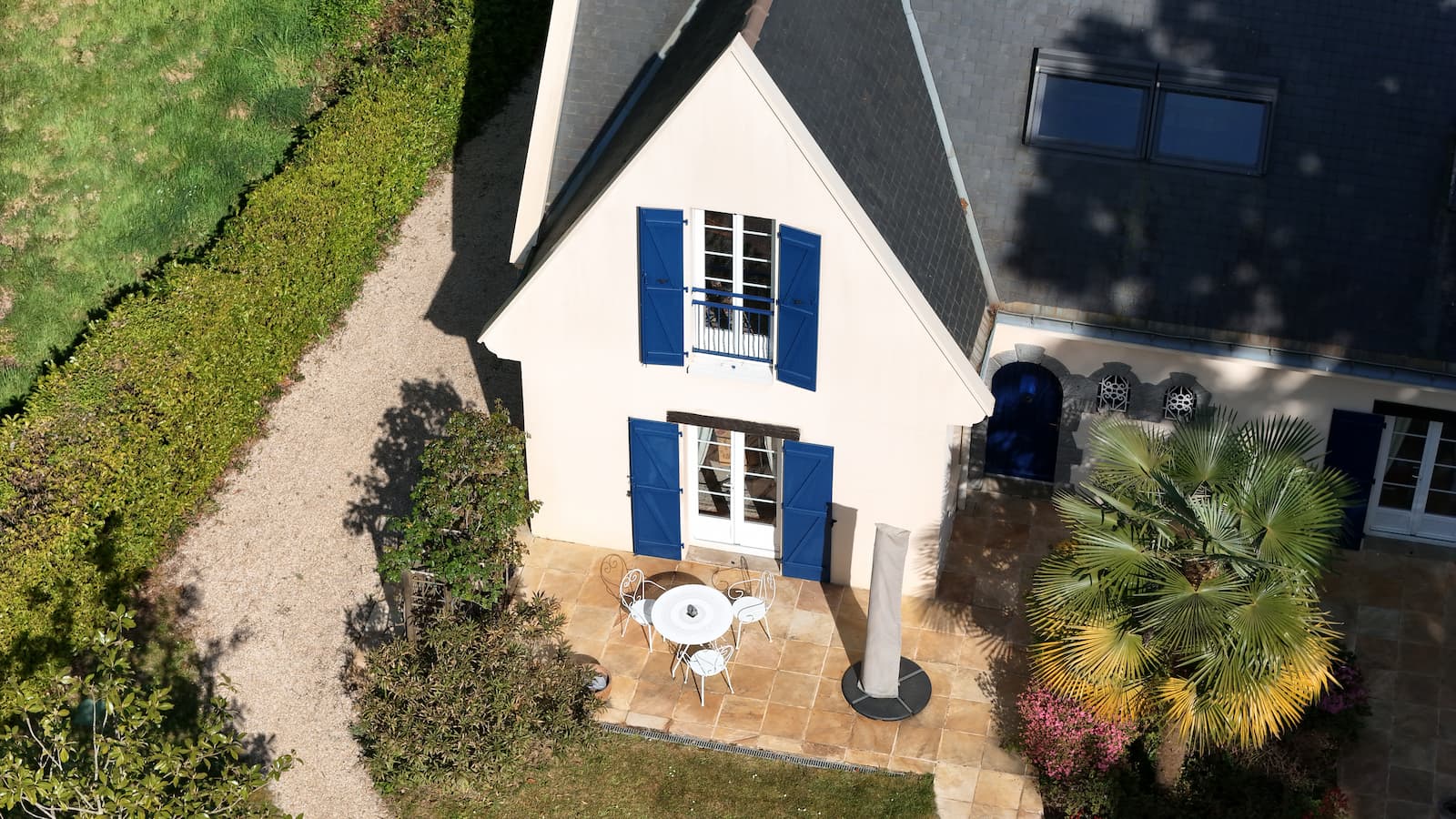 Vue aérienne oblique d'une maison, de sa terrasse et de son parc