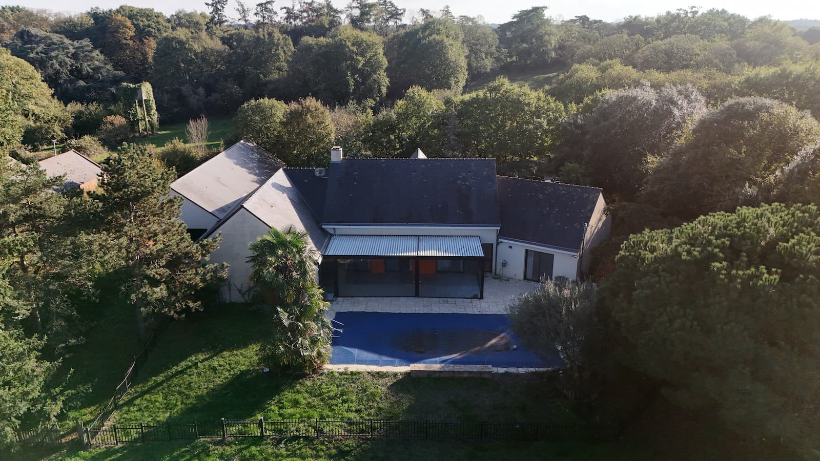 Vue aérienne d'une maison et de son environnement à Nantes et alentours